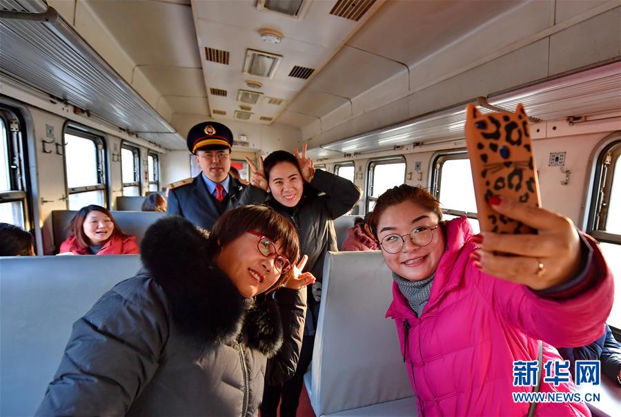 （社會(huì)）（1）河北唐山停運(yùn)旅客多年的百年鐵路重新開(kāi)行客運(yùn)列車