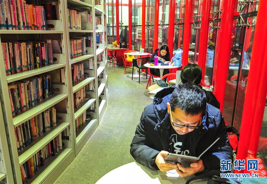 （文化）（2）夜幕下的24小時自助圖書館