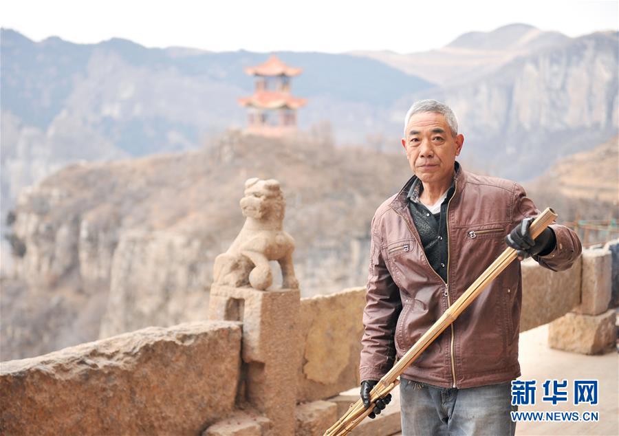 （新華網(wǎng)）（1）他們傳遞愛(ài)與堅(jiān)強(qiáng)——“中國(guó)網(wǎng)事·感動(dòng)2017”年度網(wǎng)絡(luò)人物群像