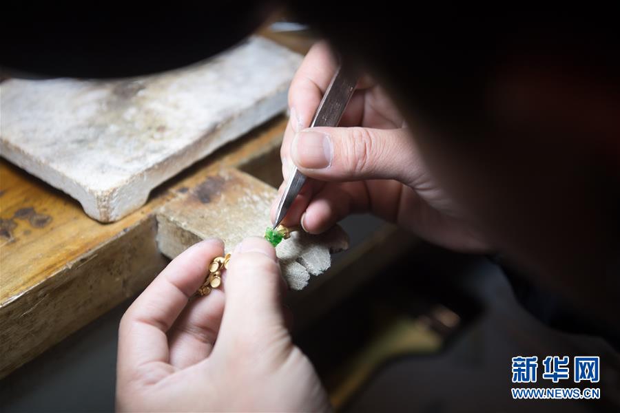 (圖片故事)(5)設計首飾 傳承匠心