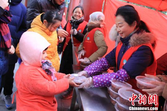 臘八節合肥開福禪寺施粥為市民送祝福