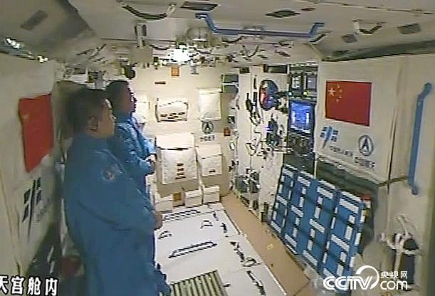 2017年10月10日-景海鵬-陳冬-在天宮二號組合體飛行期間觀看新聞聯(lián)播-攝影：船載攝影機