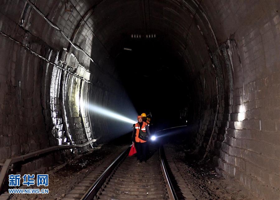(走基層 聽民聲)(6)鐵路守護者 隧道“打冰人”
