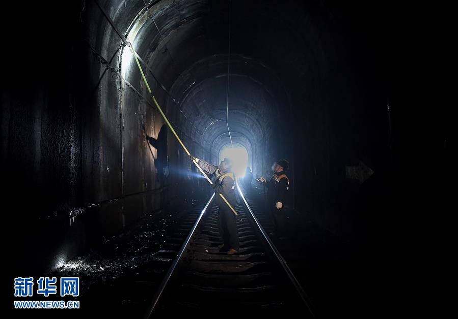(走基層 聽民聲)(7)鐵路守護者 隧道“打冰人”