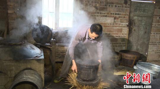 廣西六旬老翁古法榨茶油暖心制作“第一道年貨”