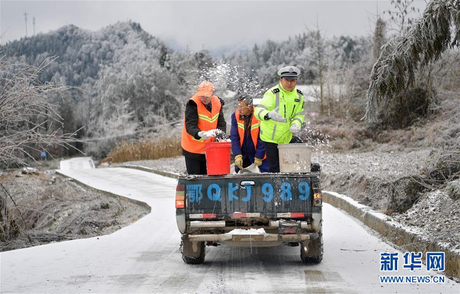 #（社會）（1）民警雪中護安全