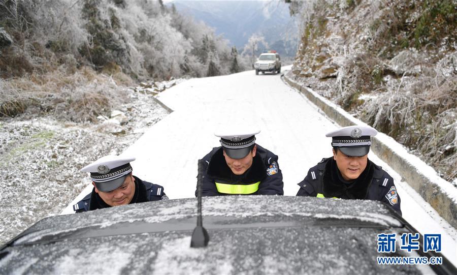 #（社會）（2）民警雪中護安全