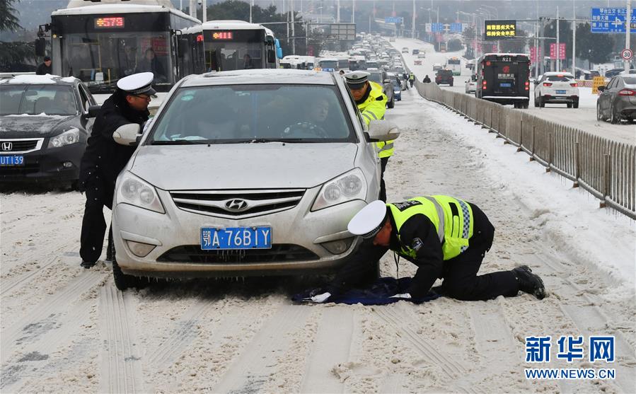#（社會）（4）民警雪中護(hù)安全