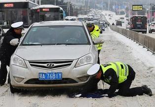 #（社會）（4）民警雪中護安全
