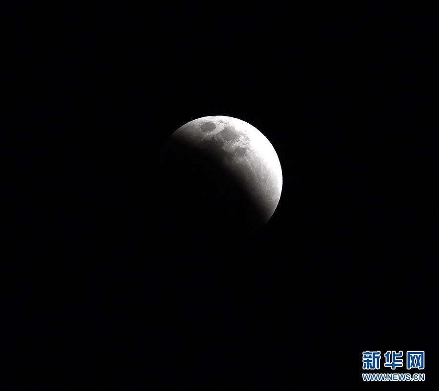 (社會)(6)天幕上演月全食美景 華夏共度“紅月亮之夜”