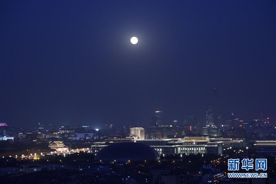 (社會)(3)天幕上演月全食美景 華夏共度“紅月亮之夜”