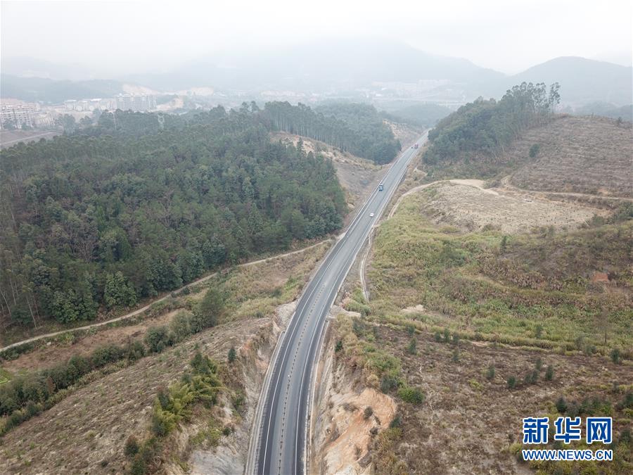 （圖文互動·新華全媒頭條）（2）讓農(nóng)民致富奔小康的道路越走越寬廣——黨的十八大以來以習(xí)近平同志為核心的黨中央關(guān)心農(nóng)村公路發(fā)展紀(jì)實(shí)
