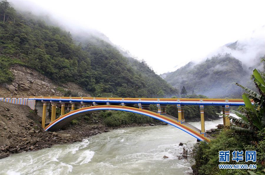 （圖文互動·新華全媒頭條）（4）讓農(nóng)民致富奔小康的道路越走越寬廣——黨的十八大以來以習(xí)近平同志為核心的黨中央關(guān)心農(nóng)村公路發(fā)展紀(jì)實(shí)