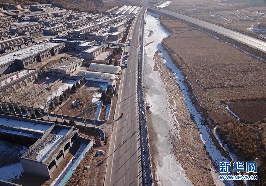 （圖文互動·新華全媒頭條）（5）讓農(nóng)民致富奔小康的道路越走越寬廣——黨的十八大以來以習(xí)近平同志為核心的黨中央關(guān)心農(nóng)村公路發(fā)展紀(jì)實(shí)