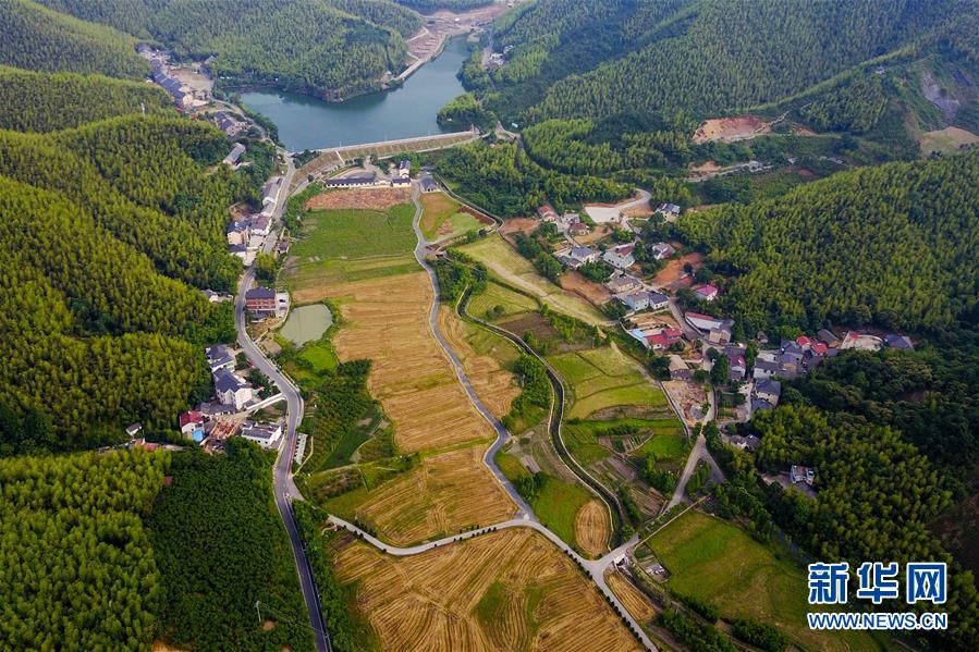 （圖文互動·新華全媒頭條）（6）讓農(nóng)民致富奔小康的道路越走越寬廣——黨的十八大以來以習(xí)近平同志為核心的黨中央關(guān)心農(nóng)村公路發(fā)展紀(jì)實(shí)