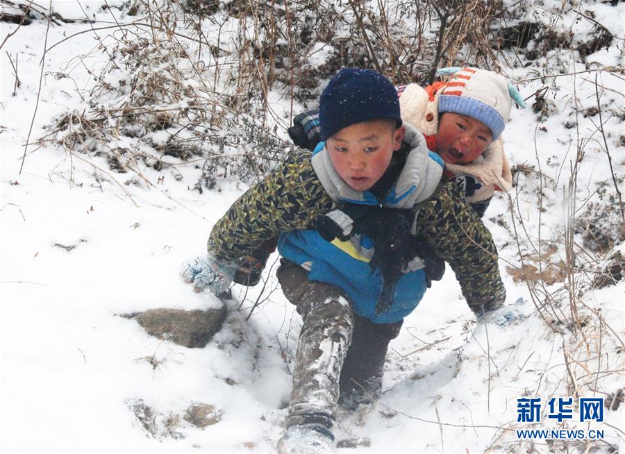 （圖片故事）（1）下山，哥哥背你去新家