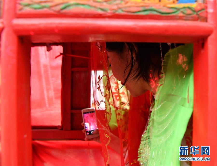 (新春走基層)(4)十八洞村上演苗家婚禮