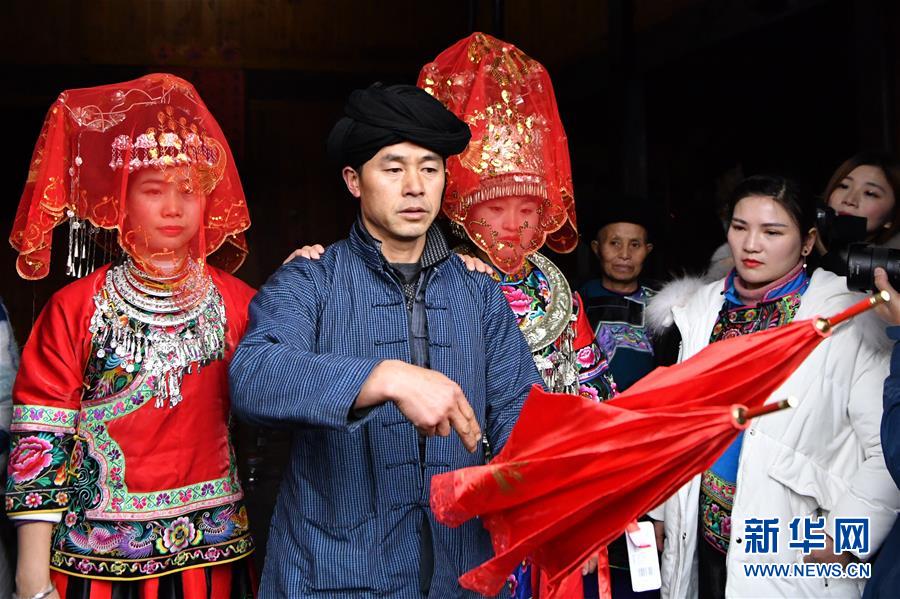 (新春走基層)(7)十八洞村上演苗家婚禮