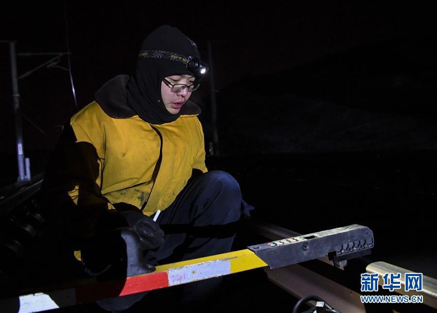 (新春走基層)(5)蘭新高鐵線上的夜行者