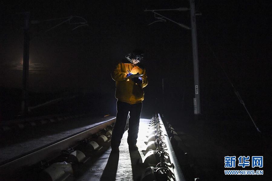 (新春走基層)(6)蘭新高鐵線上的夜行者