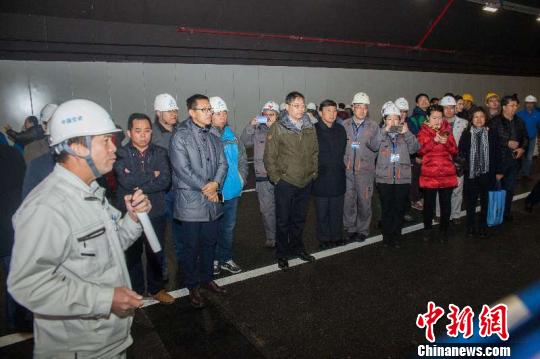 港珠澳大橋主體工程完成交工驗(yàn)收具備通車試運(yùn)營(yíng)條件