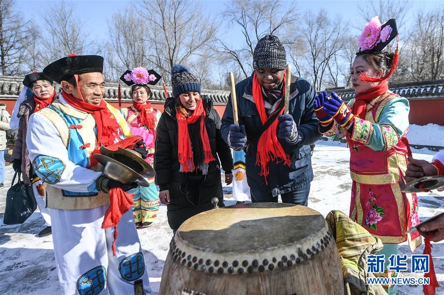（社會(huì)）（1）留學(xué)生體驗(yàn)傳統(tǒng)滿族年俗 