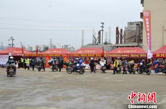 “愛心驛站”見聞：讓摩托車返鄉(xiāng)大軍風(fēng)雨歸途與愛同行