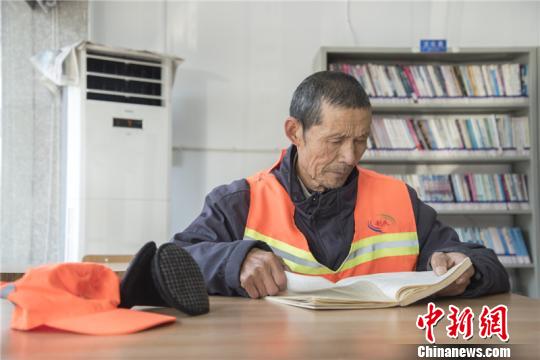 七旬環衛工下班堅持到圖書館看書：每次都把手洗干凈
