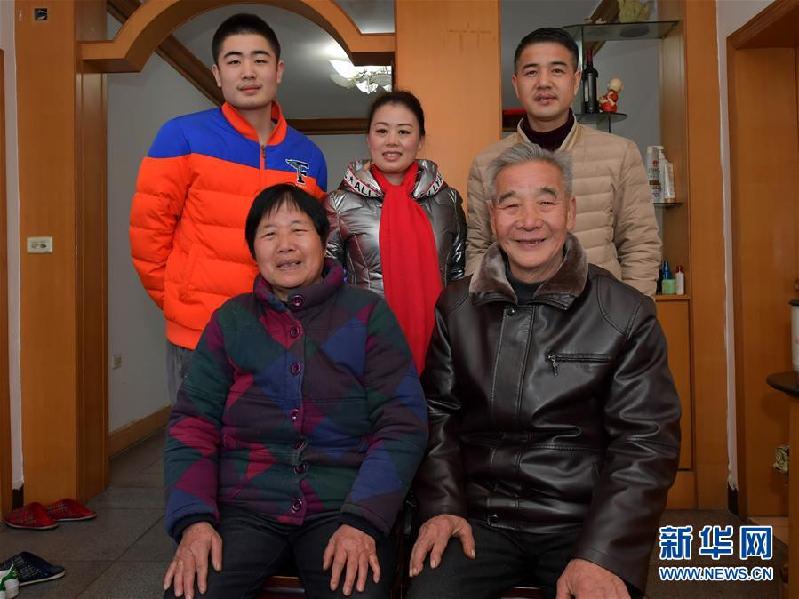 (新春走基層·圖片故事)(9)小年到,帶上年貨去團圓!