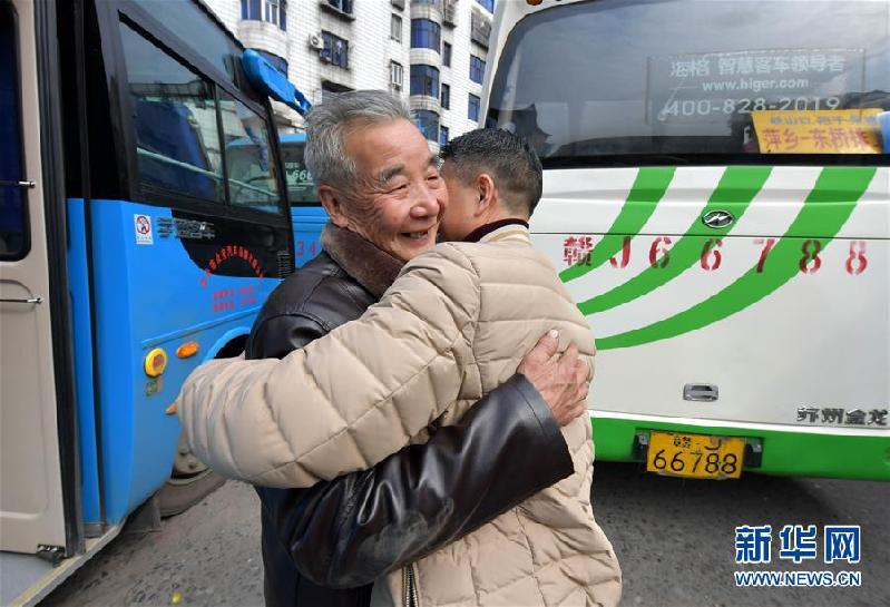 (新春走基層·圖片故事)(13)小年到,帶上年貨去團圓!
