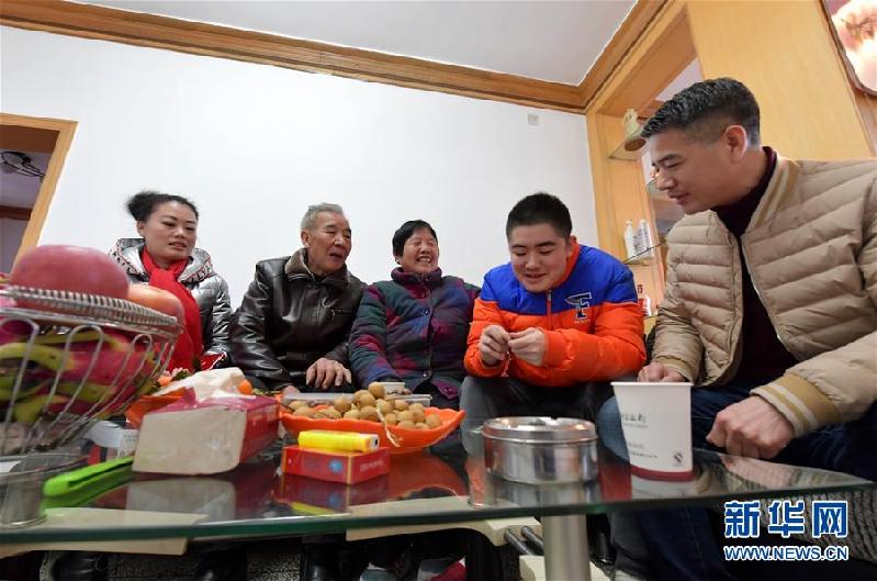 (新春走基層·圖片故事)(14)小年到,帶上年貨去團圓!