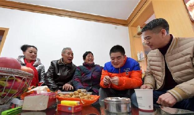 （新春走基層·圖片故事）（14）小年到，帶上年貨去團(tuán)圓！