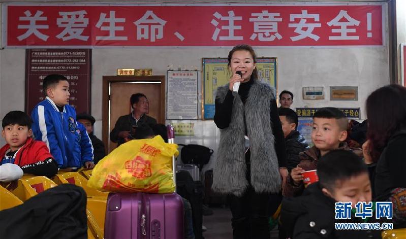 （新華網）（1）廣西融水：“快閃”宣傳文明乘車