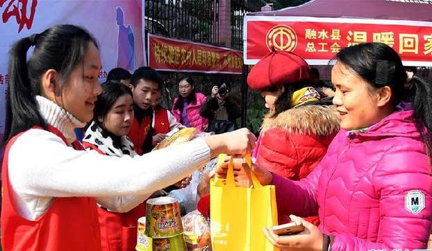（新華網(wǎng)）（2）廣西融水：“快閃”宣傳文明乘車