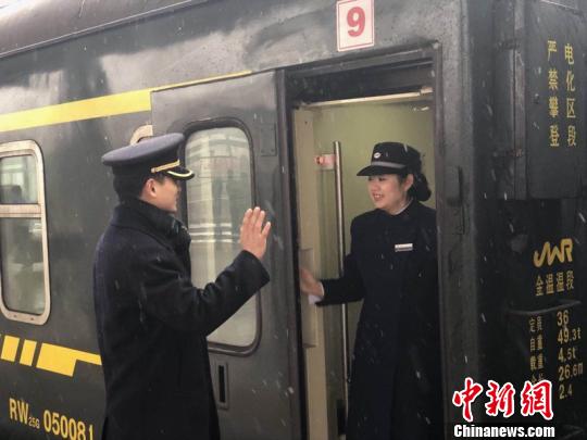 春運站臺上的“逆行夫妻檔”：我們離家別人才能回家