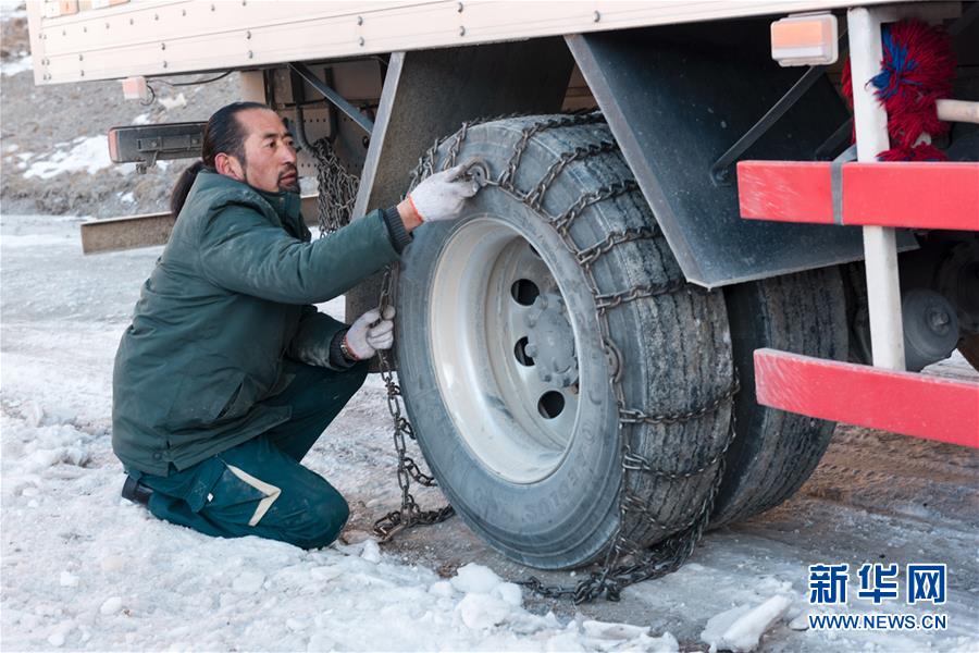 (新華全媒頭條·圖文互動)(8)川藏線上流動的“航標”——記雪線郵路藏族駕駛員其美多吉
