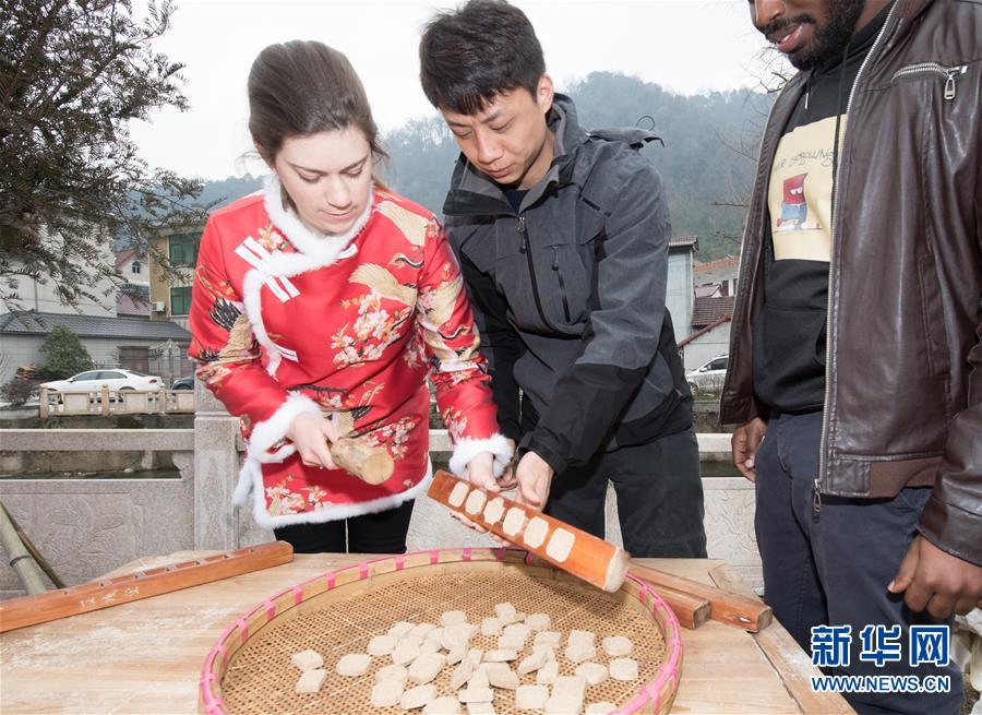 (新春走基層)(8)“洋媳婦”回村來過年
