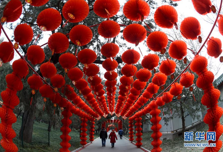 （社會(huì)）（2）北京地壇：張燈結(jié)彩迎廟會(huì)