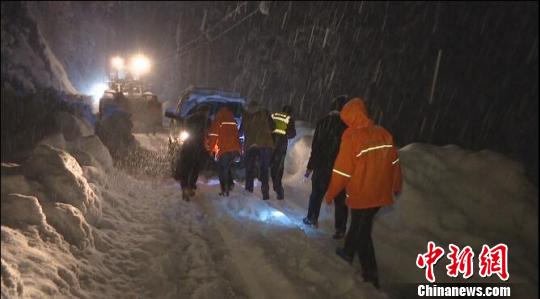 云南獨龍江公路降雪致車輛被困已進行交通管制