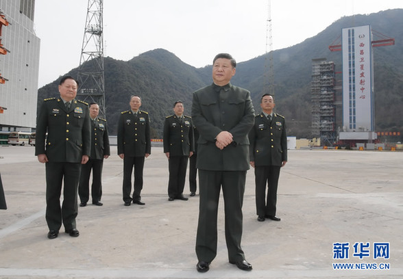 　　2月10日，中共中央總書記、國家主席、中央軍委主席習近平來到駐四川部隊某基地，深入發射工位和技術廠房，看望慰問部隊官兵，代表黨中央和中央軍委，向全體解放軍指戰員、武警部隊官兵、民兵預備役人員致以誠摯問候和新春祝福。這是習近平來到某基地發射場聽取情況匯報。新華社記者 李剛 攝
