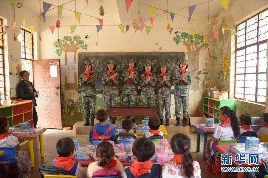 (圖文互動)(4)陽光下演繹別樣芳華——陸軍第75集團軍某特戰旅大學生女兵群體學習踐行黨的創新理論記事