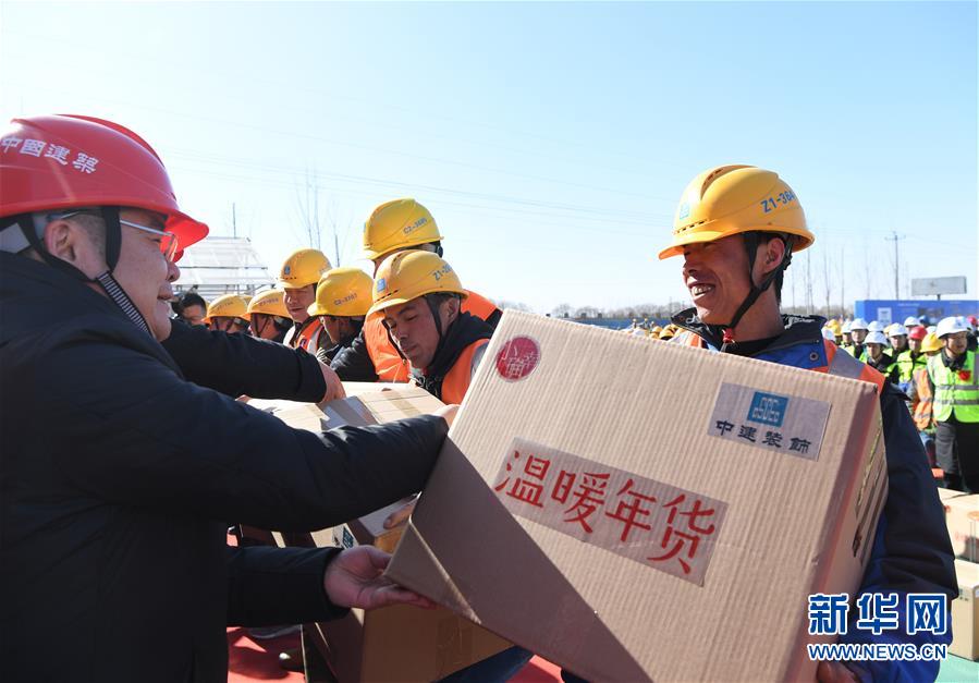 (新春走基層)(7)慰問新區建設者 “小確幸”移動照相館陪伴工人過大年