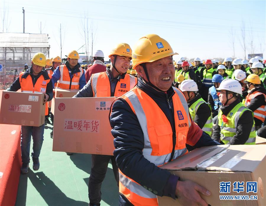 (新春走基層)(8)慰問新區建設者 “小確幸”移動照相館陪伴工人過大年