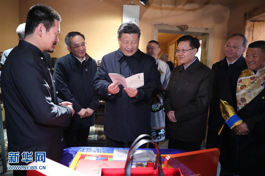 2月12日，中共中央總書記、國家主席、中央軍委主席習近平在四川考察。這是習近平在汶川縣映秀鎮(zhèn)考察時，在當?shù)厝罕娊?jīng)營的制茶坊了解發(fā)展茶產(chǎn)業(yè)帶動群眾致富的情況。新華社記者 鞠鵬 攝
