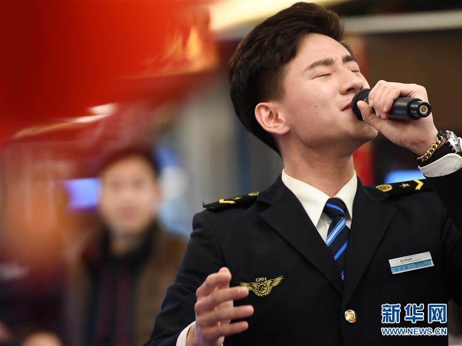 （新春走基層）（6）“復興號”上的春運文藝小分隊