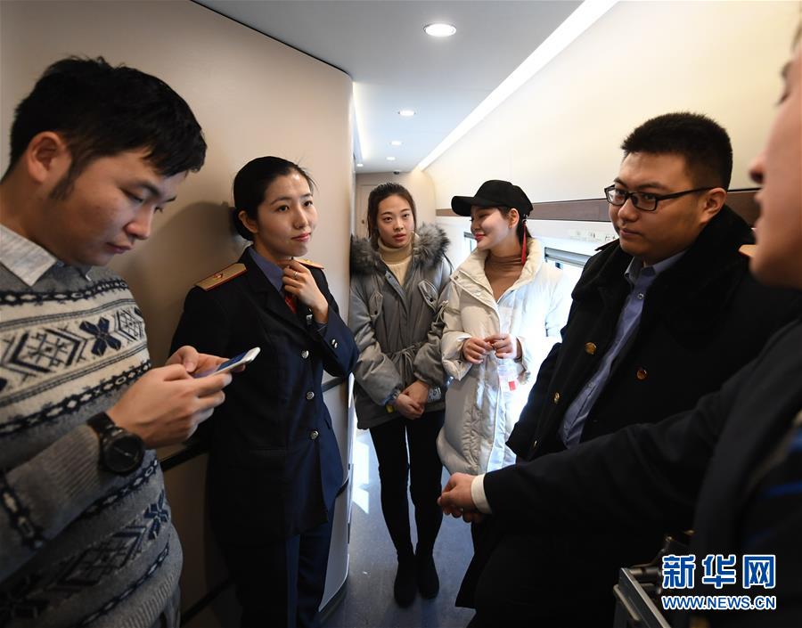 （新春走基層）（7）“復興號”上的春運文藝小分隊