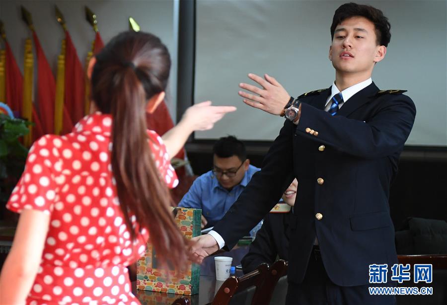 （新春走基層）（8）“復興號”上的春運文藝小分隊