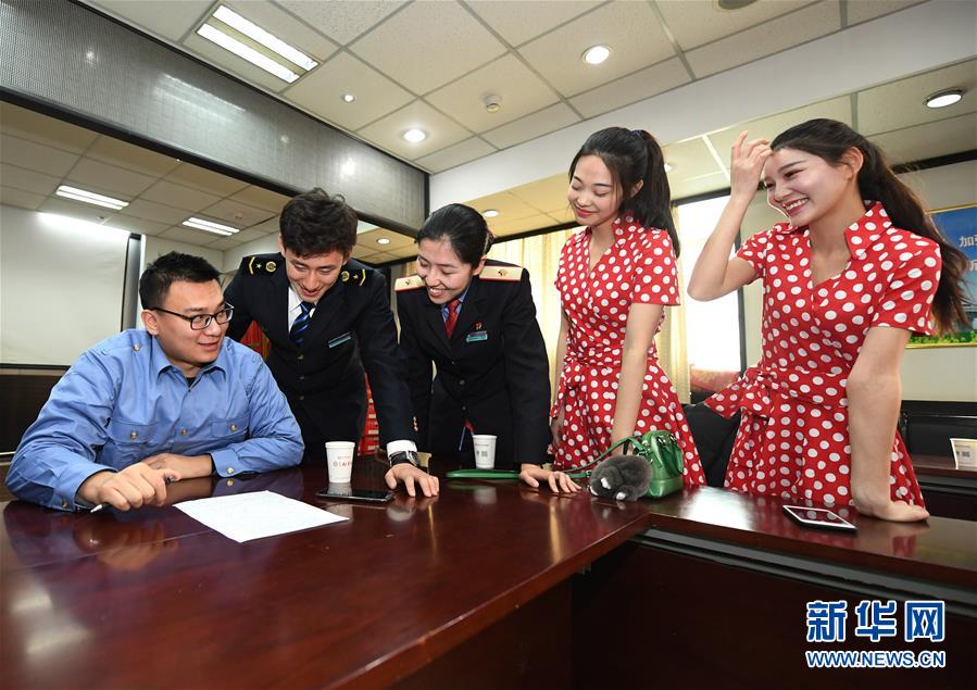 （新春走基層）（9）“復興號”上的春運文藝小分隊
