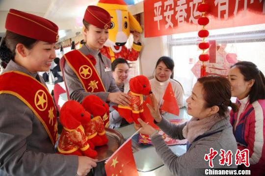 “列車春晚”溫暖回家路：旅客爭(zhēng)相演節(jié)目