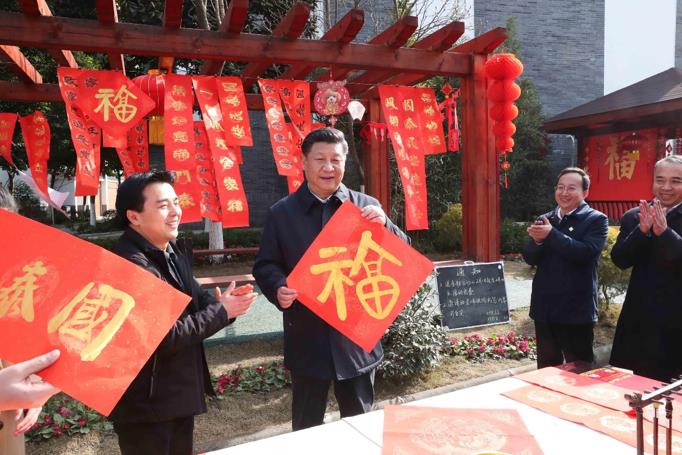 2月12日，農歷臘月二十七，習近平來到成都市郫都區戰旗村，向全體村民和全國人民拜年。習近平展示村里老師寫的福字。（圖片來源：新華社）